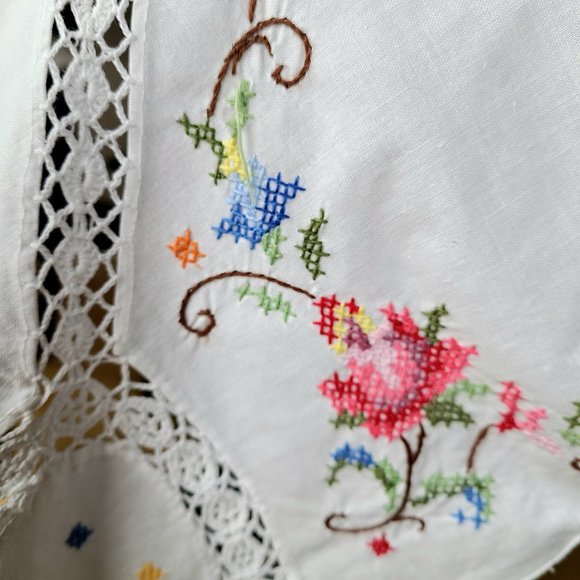 Hand made embroidered cotton table cloth. - Picture 3 of 12